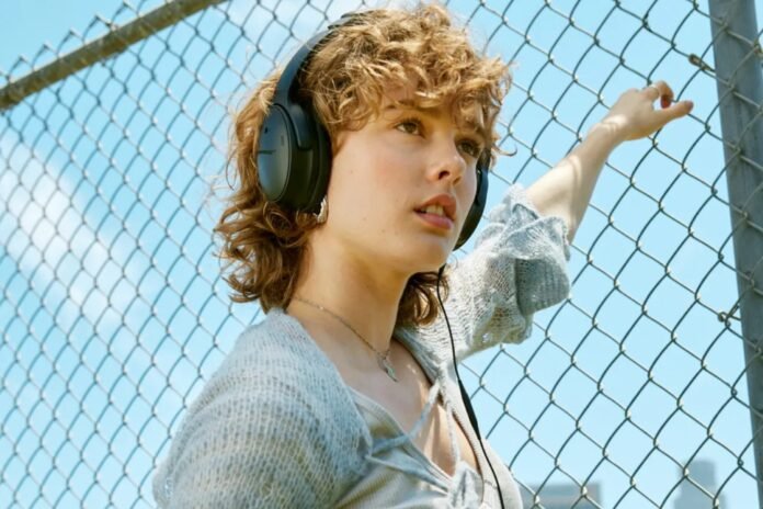 Bose-QuietComfort-Headphones-lifestyle